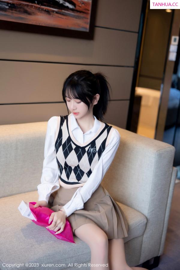   [XiuRen]高清写真图 2023.02.27 No.6329 谢小蒽 短裙美腿第8张图片